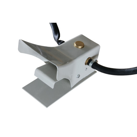 Cabine de sablage / sableuse avec accessoires, dimensions compactes et grande capacité.